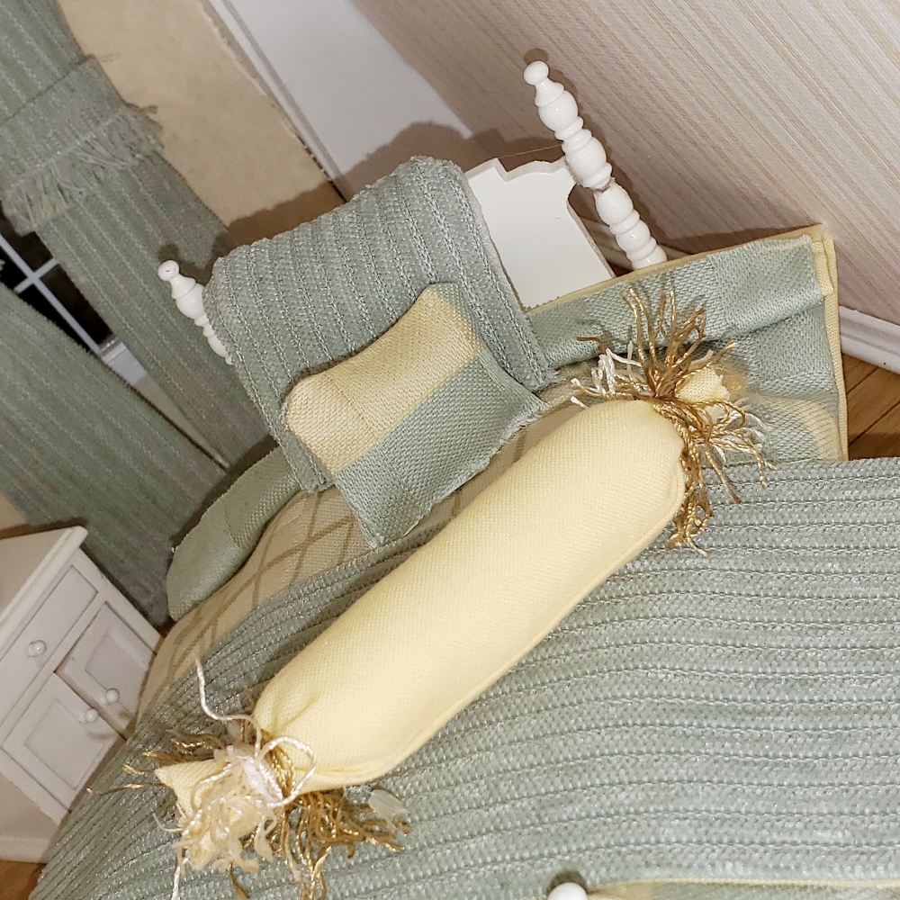 Dollhouse Miniature Bedding - Picture 10 of 13